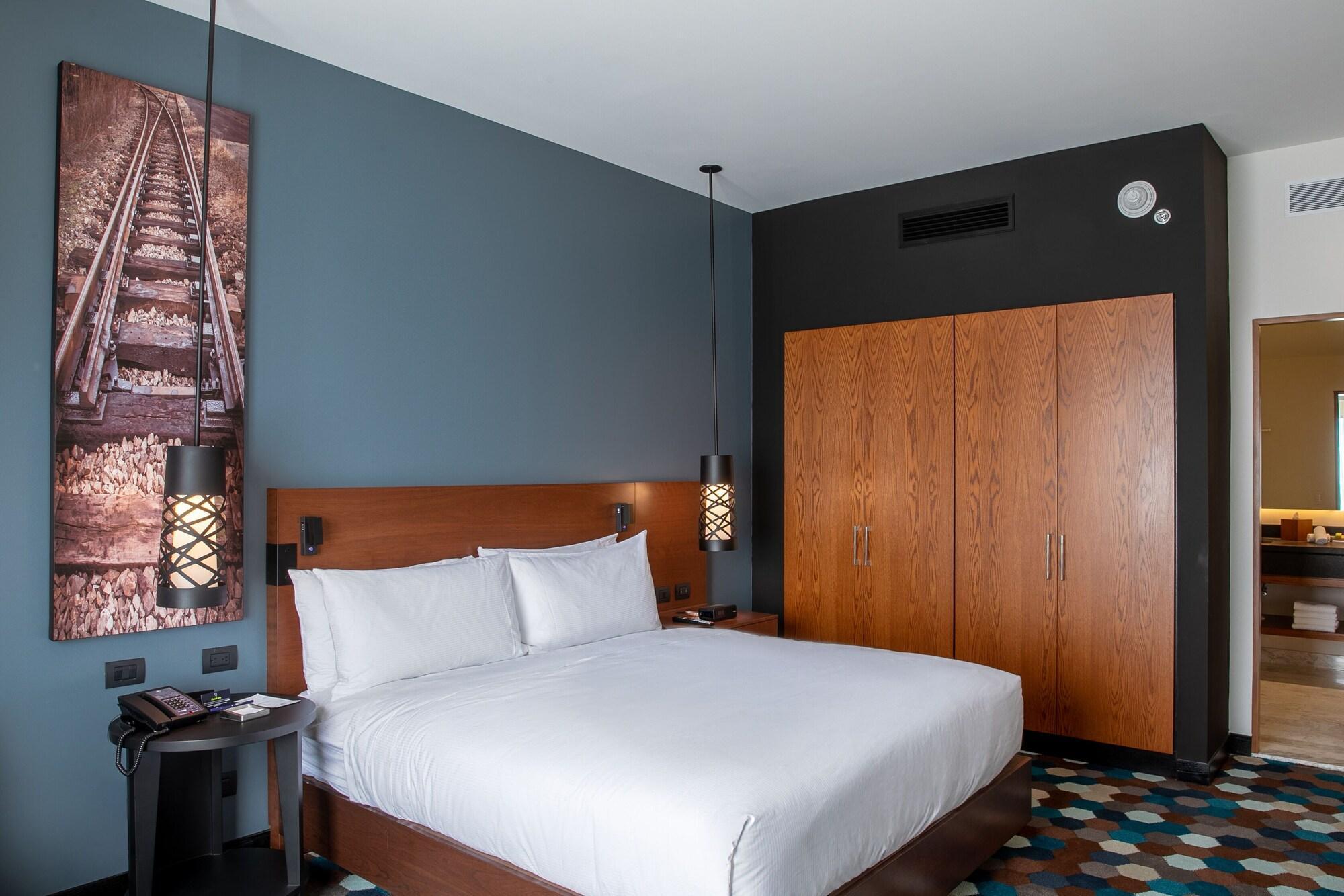 Doubletree By Hilton Celaya Селая Экстерьер фото