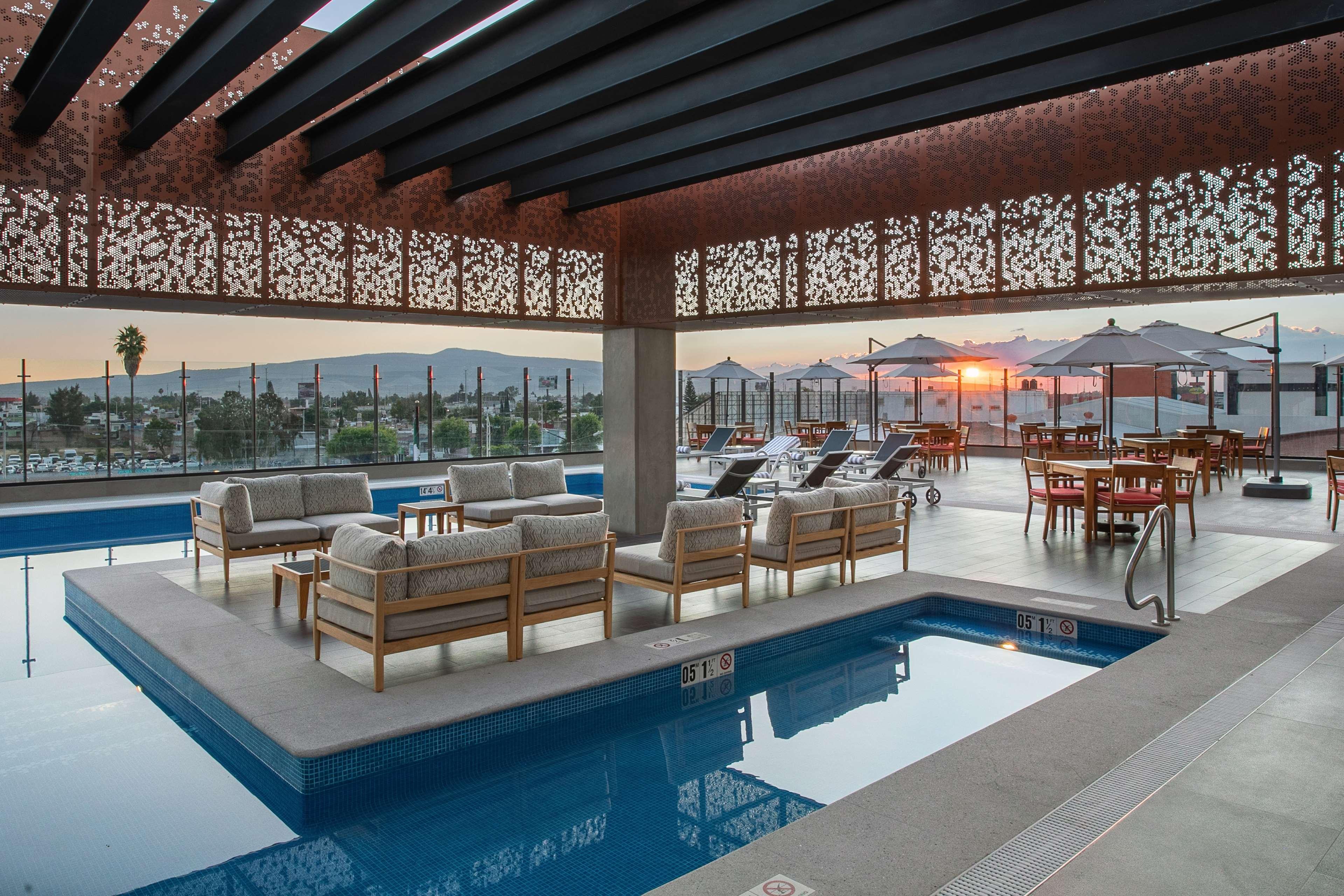 Doubletree By Hilton Celaya Селая Экстерьер фото