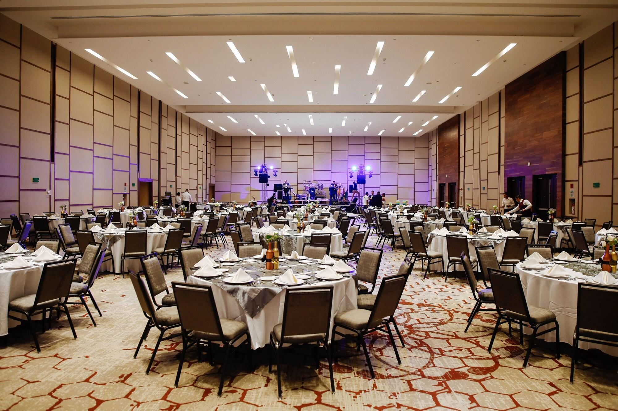 Doubletree By Hilton Celaya Селая Экстерьер фото