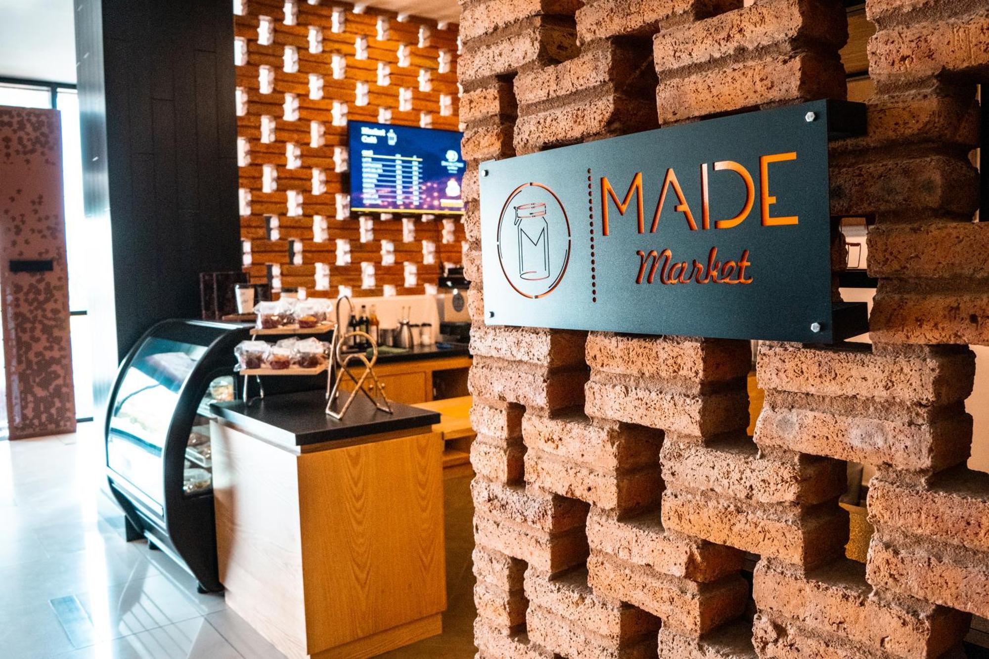 Doubletree By Hilton Celaya Селая Экстерьер фото