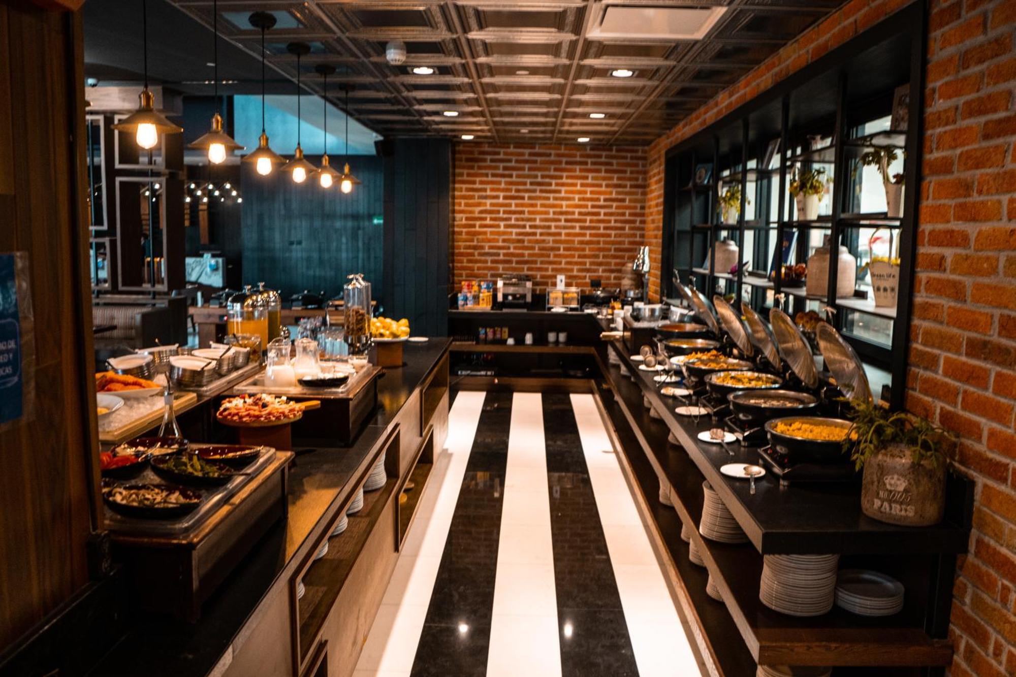 Doubletree By Hilton Celaya Селая Экстерьер фото