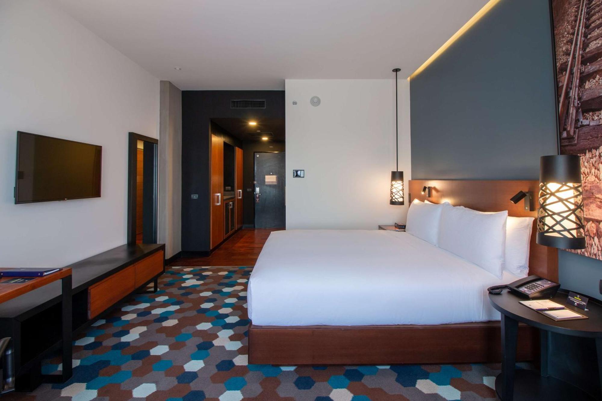 Doubletree By Hilton Celaya Селая Экстерьер фото