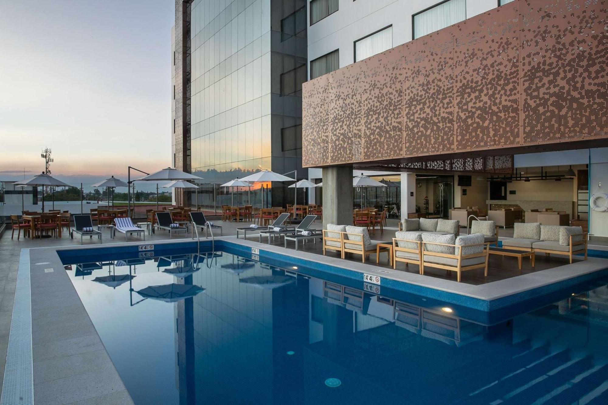 Doubletree By Hilton Celaya Селая Экстерьер фото
