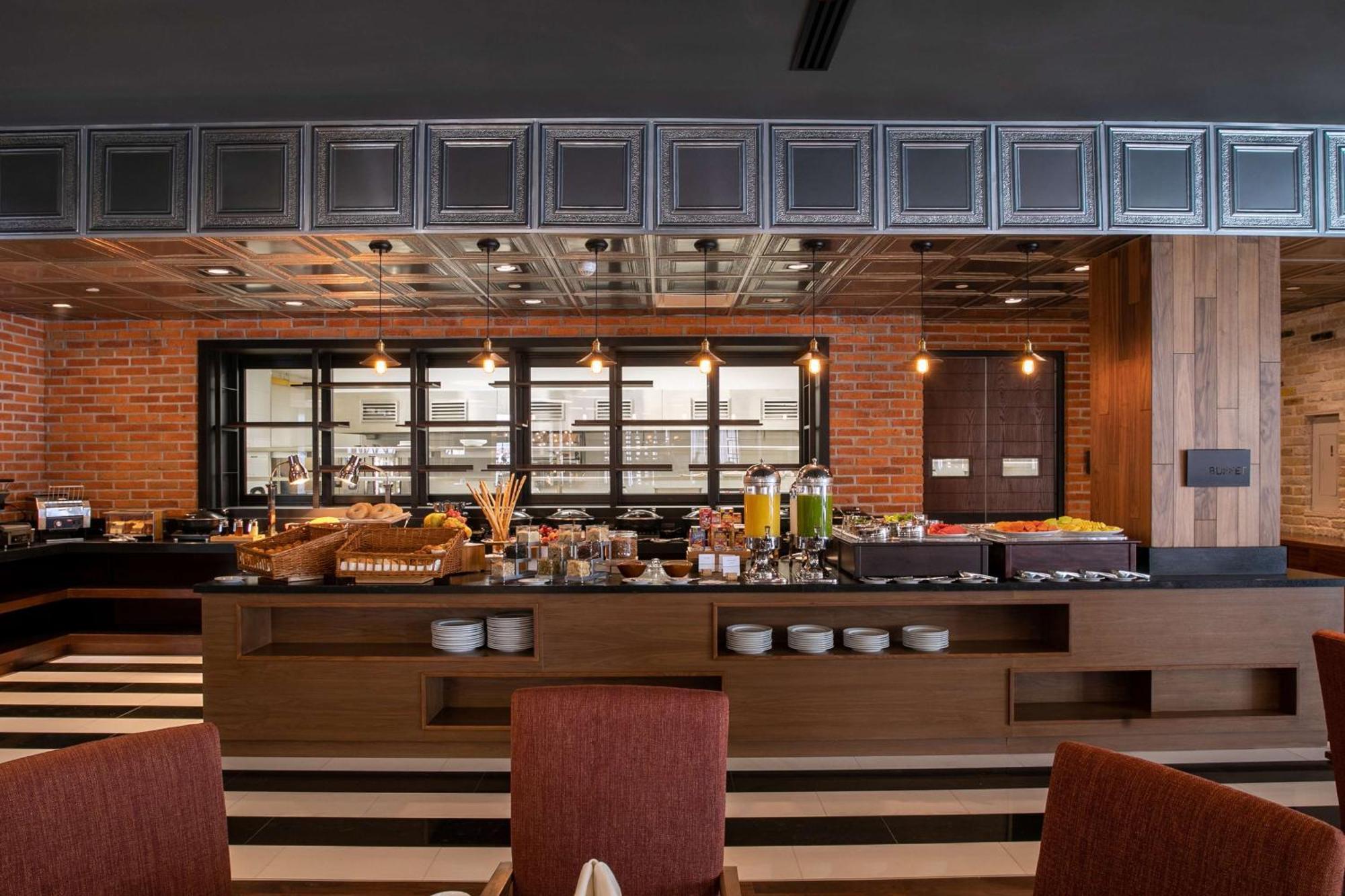 Doubletree By Hilton Celaya Селая Экстерьер фото